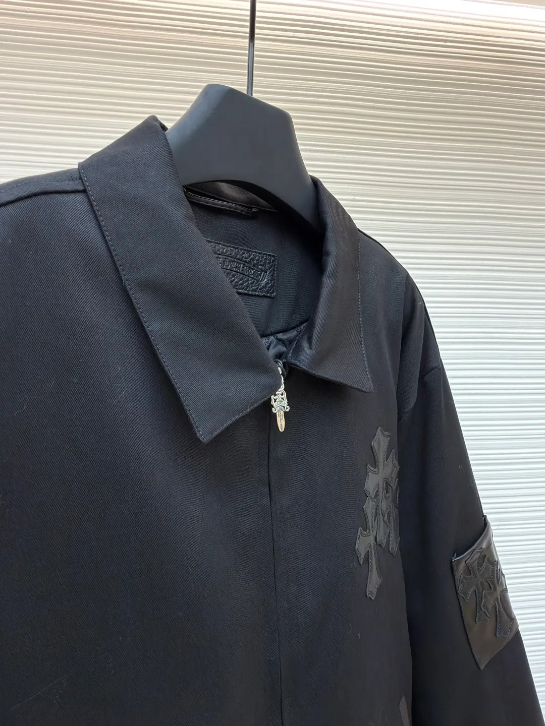 Chrome Hearts solid color logo patch lapel jacket ●Original version: purchased and developed by 13730 ●Item number: 1681764-B75 ●Fabric: leather fabric ●Technology: patch production ●Color: black ●Version: fitted version ●Weight: about 1020 grams ●Size: S-M-L-XL ●Description: Made of high-density matte fabric, treated with anti-wrinkle shaping technology, it has both stiffness and drape texture, smooth touch and not easy to pilling. The body is decorated with the brand's iconic cross embroidery, which is created through three-dimensional quilting embroidery technology. The pattern is full of layers and clear texture, which is both recognizable and refined. The cuffs are spliced ​​with leather labels and fixed by heat-pressing lamination technology to enhance texture and durability. The version is loosely cut, with metal zipper + decorative pendant, which makes it easy to put on and take off and enhances the details; the cuff button adjustment design adapts to different arm circumferences, and the hem is naturally edged to ensure a neat fit. The stitching of the whole garment is neat, with no exposed threads at the splicing points. The size is measured manually (an error of 1-3CM is normal). The craftsmanship balances the dark style and practical wearability. It is a single product with both styling and practicality. The overall wiring is straight and delicate, the fabric is comfortable and soft, and the color is consistent without color difference. It can be matched with the same style to create a fashionable look and control various occasions. Customized accessories, complete with three standards, same style for men and women!